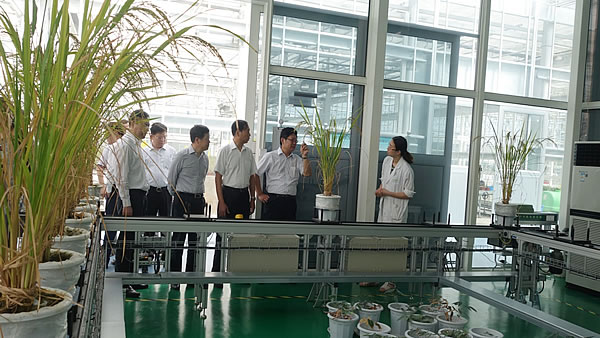 20160824_中國農業(yè)科學(xué)院黨組書(shū)記陳萌山一行參觀(guān)考察2