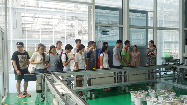 上海海洋大學(xué)研究生參觀(guān)與學(xué)習Scanlyzer 3D核心成像系統以及傳送系統